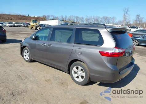 2015 Toyota Sienna Le 8 Passenger z USA, uszkodzony, nr VIN 5TDKK3DC3FS647040